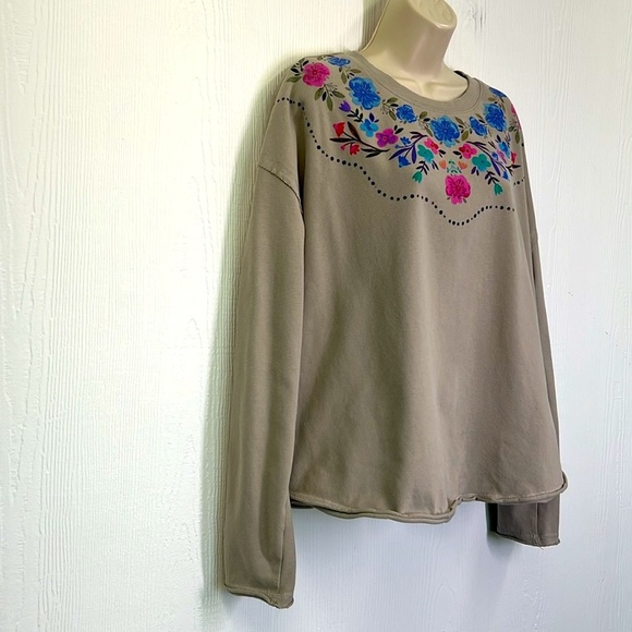 Natural Life - Maia Light Grey Floral Neckline Oversized Sweatshirt Size Medium - Picture 3 of 10